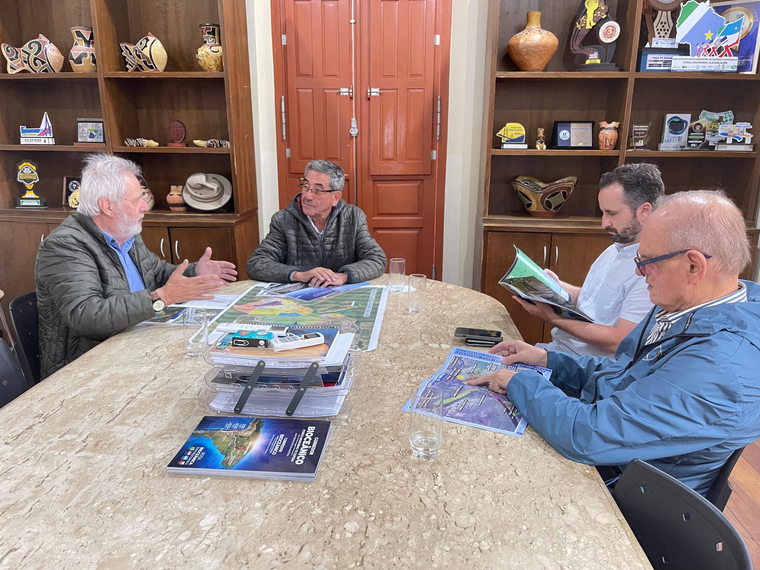 Prefeito Nelson Cintra Recebe Representantes de Foz do Iguaçu para Tratar sobre o Porto Seco e Expansão Urbana de Porto Murtinho - Prefeitura de Porto Murtinho